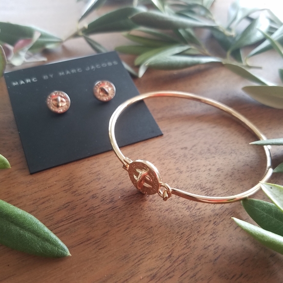 NEW Marc Jacobs Rose Gold Turnlock Bracelet Bangle - Picture 2 of 8